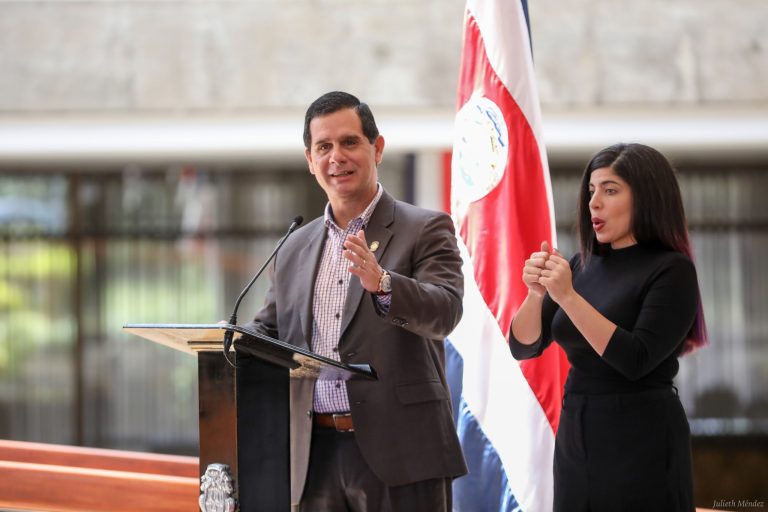 Ministro de Deportes renuncia al cargo para aspirar a la Presidencia en 2022