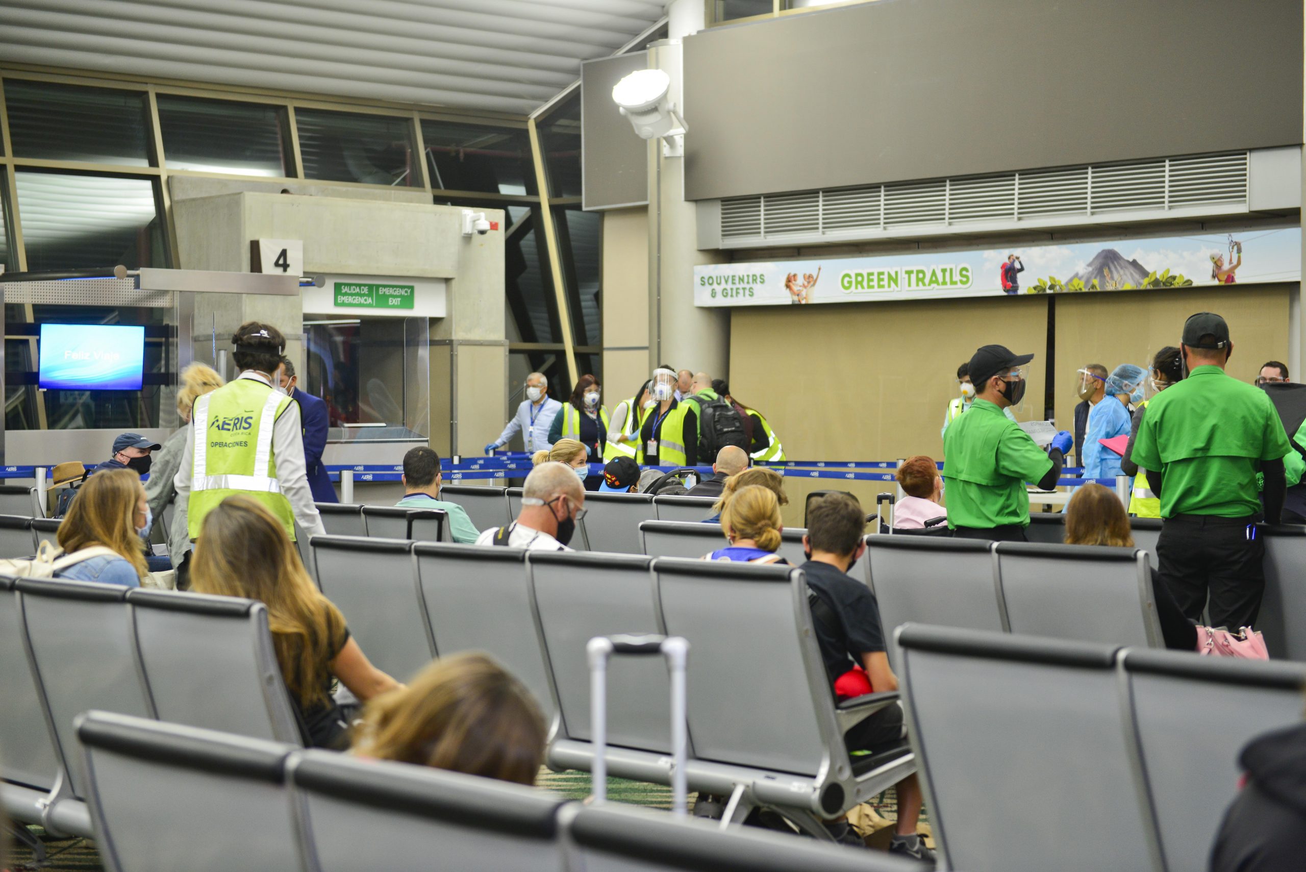 Imagen principal del artículo: Gobierno emite decreto para permitir a turistas usar pólizas internacionales por COVID-19 para viajar a Costa Rica