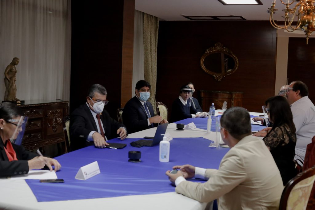 Gobierno y municipalidades acuerdan unificar restricción vehicular