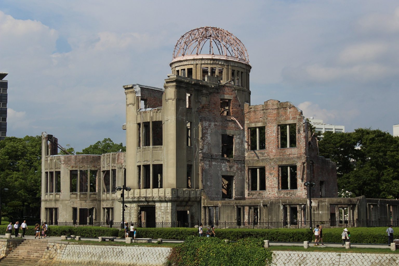 Imagen principal del artículo: 75 años de la bomba nuclear; rey Juan Carlos huye