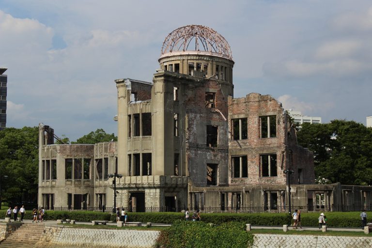 75 años de la bomba nuclear; rey Juan Carlos huye
