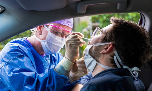 Imagen principal del artículo: Estados Unidos advierte sobre errores en las pruebas COVID-19 de la marca Thermo Fisher