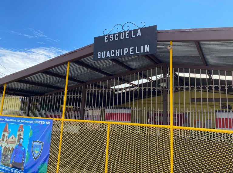 Escuela de Guachipelín recibe sistema para producir electricidad de manera más limpia
