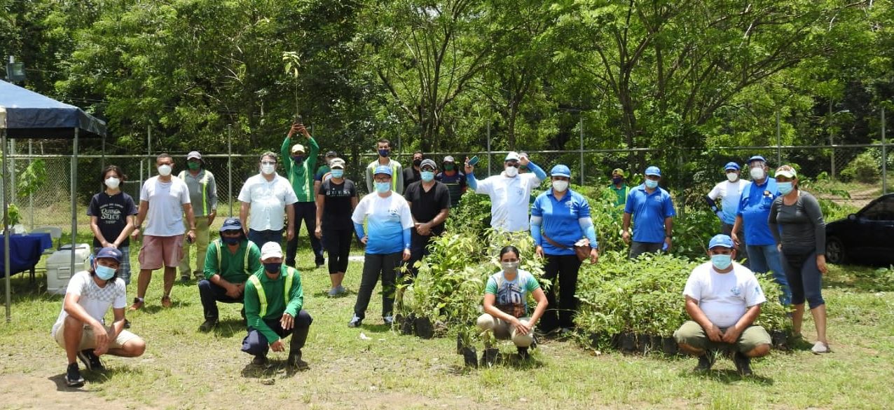 Imagen principal del artículo: Fedesurf participó en la siembra de 200 árboles a las orillas del Río Barranca en Puntarenas