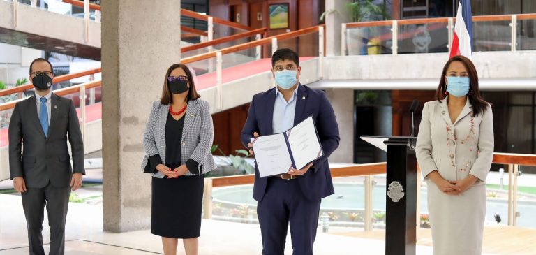 Alvarado firma ley que cierra Fonabe