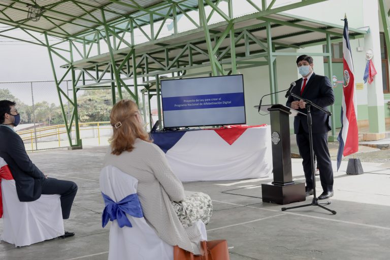 Gobierno presenta proyecto para crear Programa Nacional de Alfabetización Digital