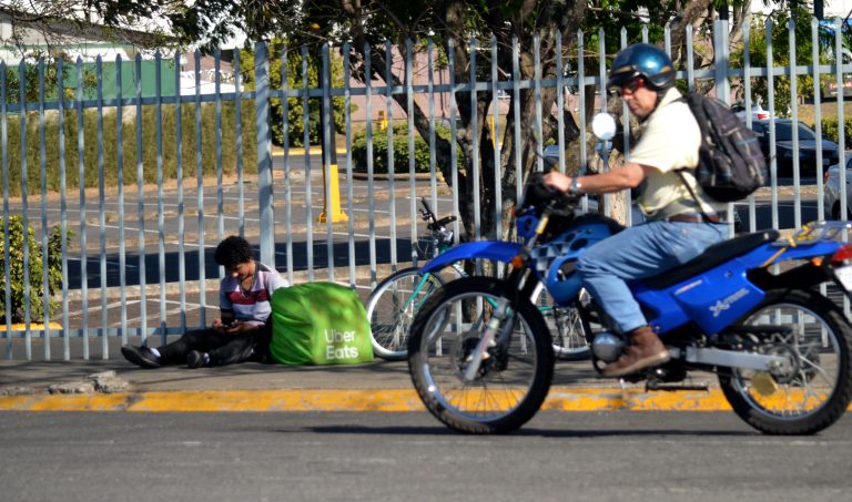 Comisión avala proyecto que obligaría a plataformas digitales a reconocer relación laboral con repartidores