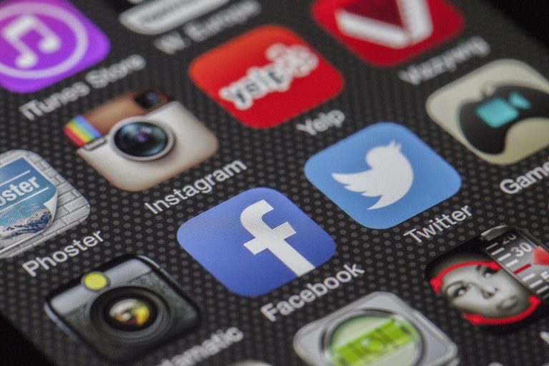 Las redes sociales como engagement personal durante el COVID-19: el poder de los pulgares