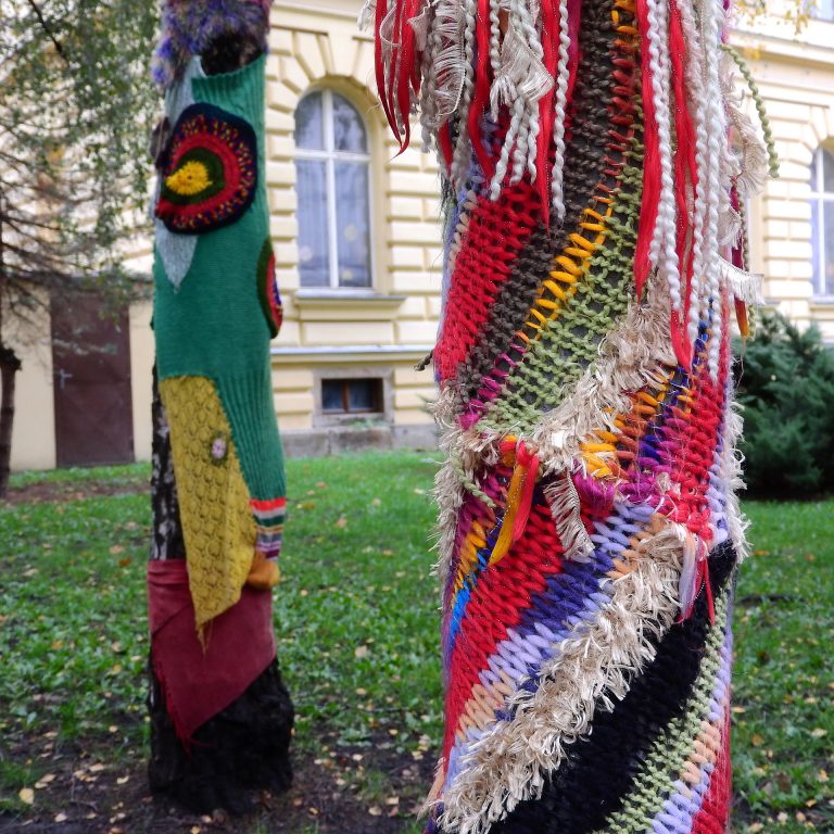 Arte Callejero Graffiti: el hermoso y particular Yarn-Bombing