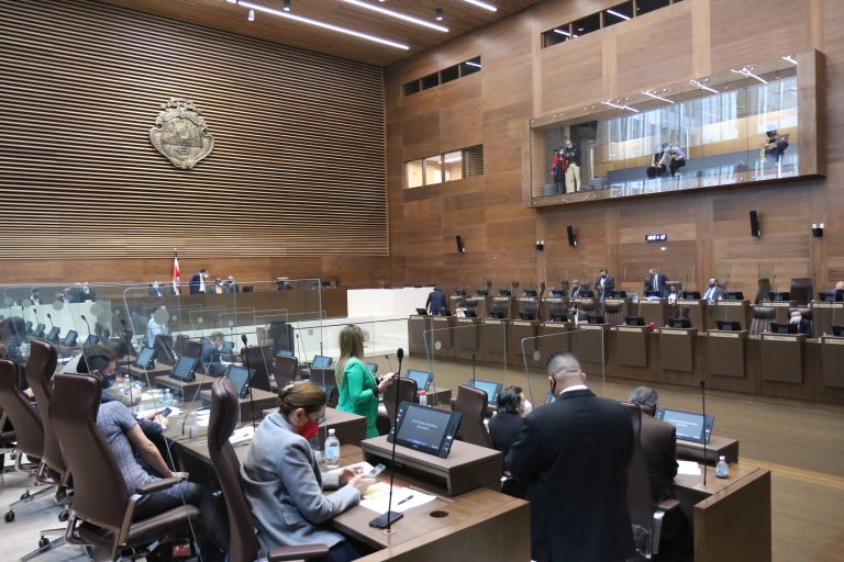 11 diputados frenan segundo debate de ley para beneficiar mineros de Abangares