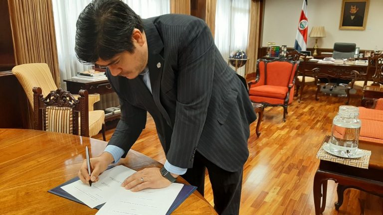 Alvarado firma ley para rebajar Impuesto a Propiedad de Vehículos en marchamo 2021