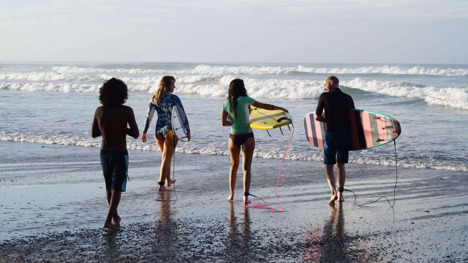 Imagen principal del artículo: Fedesurf prepara más de 400 instructores para recibir turistas internacionales a partir de noviembre