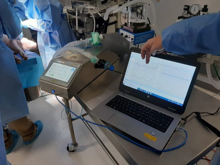 Donan equipo farmacéutico para ayudar a fabricación de ventiladores artificiales en la UCR