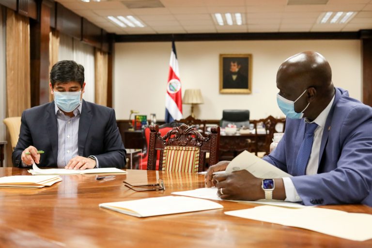 Gobierno insiste en diálogo, Congreso cae en desorden y fuego cruzado