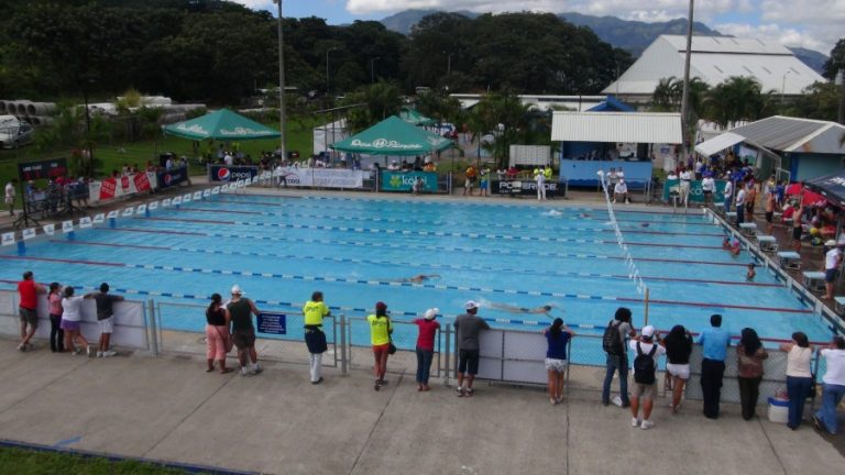 Nadadores de Desamparados piden al alcalde reapertura de piscinas en Villa Olímpica