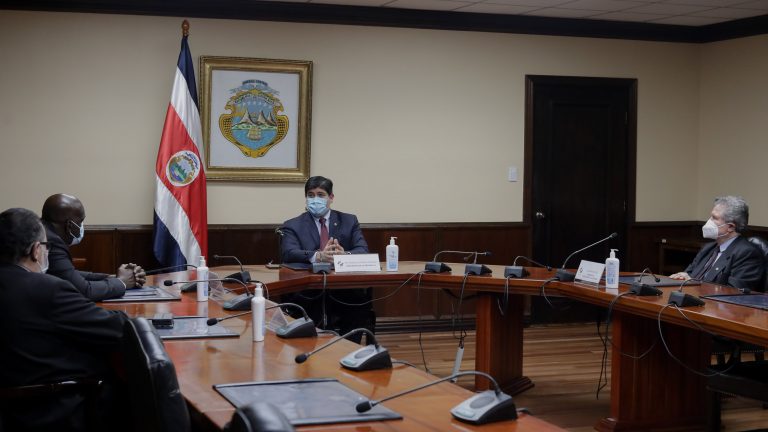 Costa Rica llega a 1000 muertes por COVID-19 y sigue presa del caos