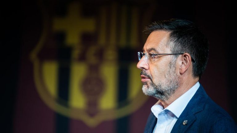 Presidente del FC Barcelona renunció ante la presión de 20 mil aficionados culés