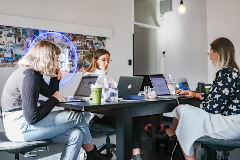 La particular incorporación de los Millennials y Centennials al mercado laboral