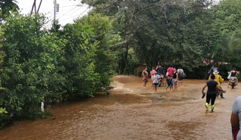 Lluvias golpean a Costa Rica, desempleo también