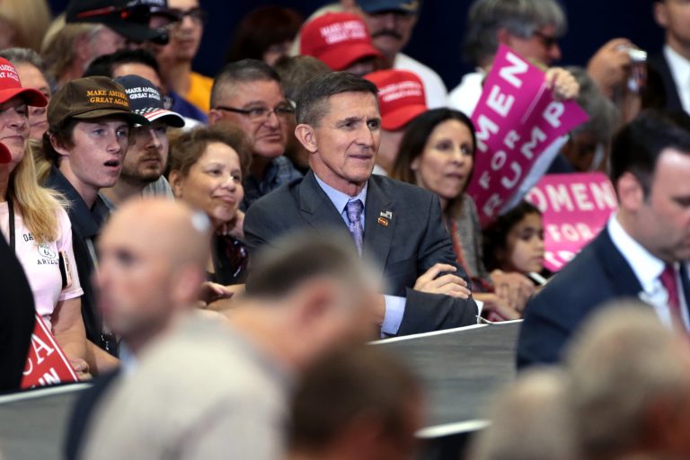 Trump indulta a Flynn por mentir al FBI en la trama rusa