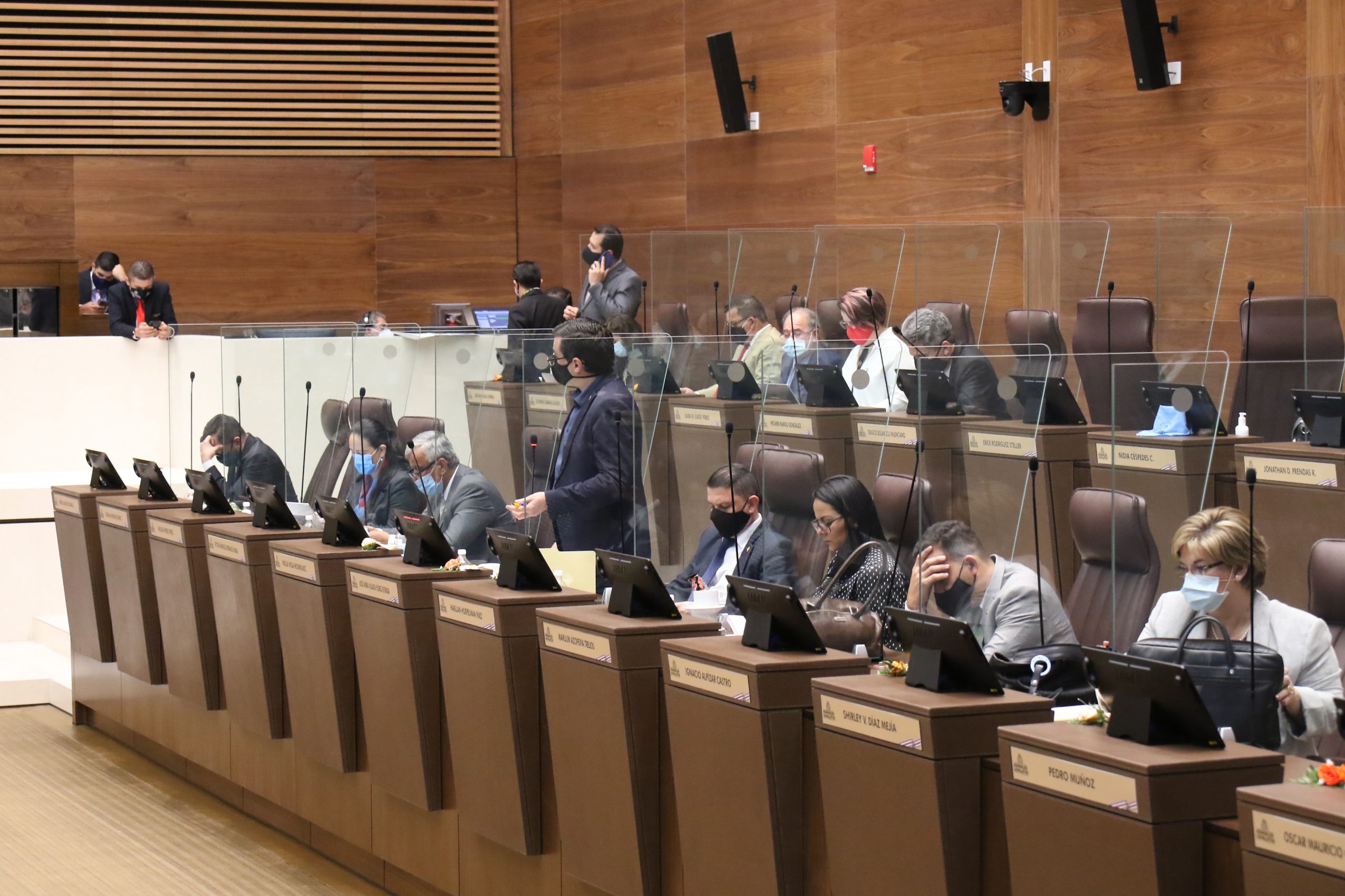 Imagen principal del artículo: La oposición contraataca: suspende voto final a crédito con el FMI y amenaza con censurar a todo el gabinete