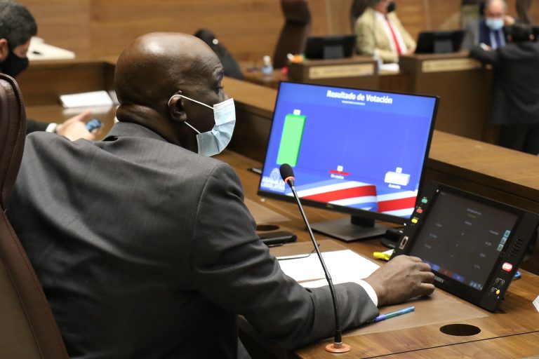 Cruickshank esperará criterio del ministro de Salud antes de suspender sesiones del Congreso