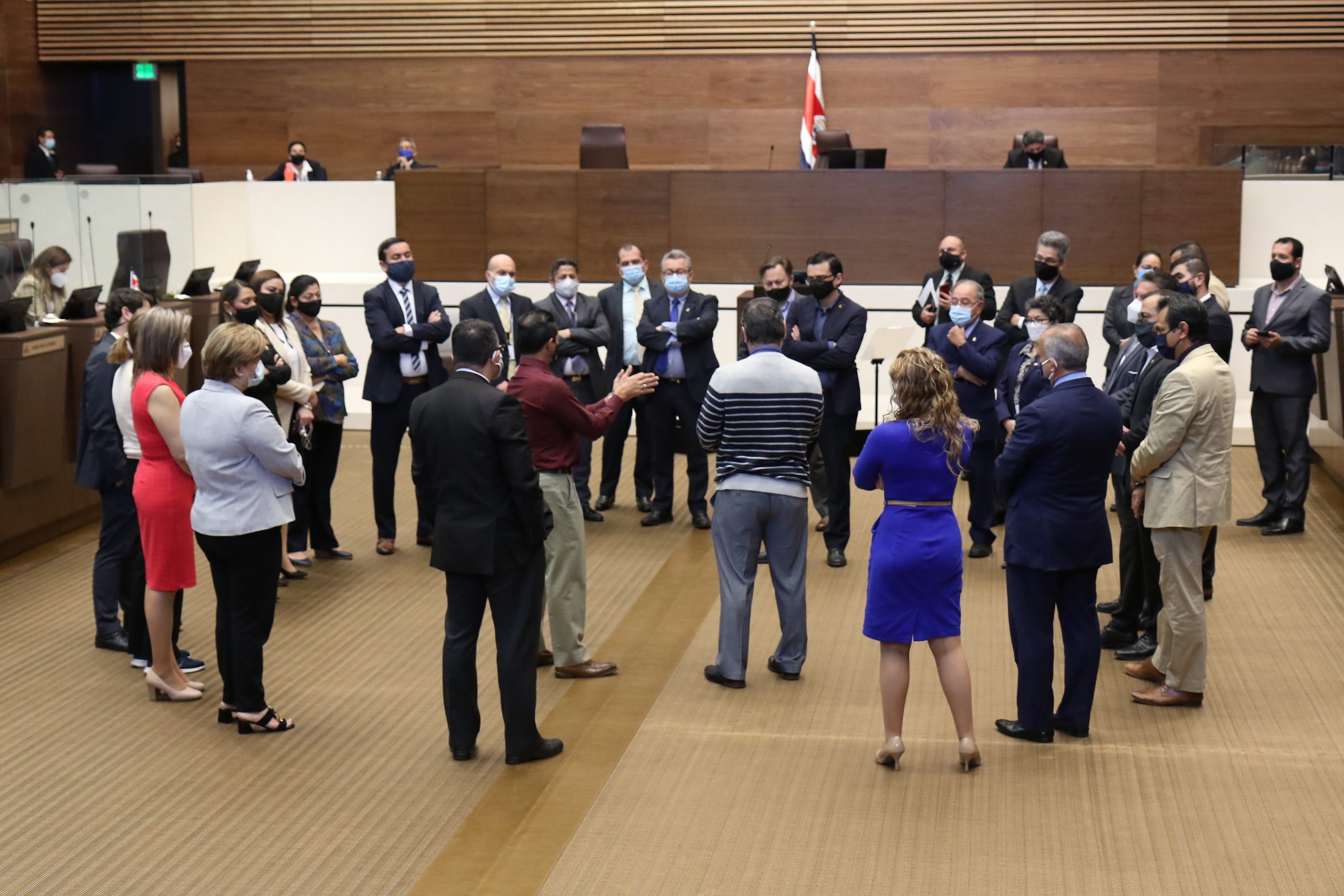 Imagen principal del artículo: Médico del Congreso recomienda aislamiento de una semana a todos los diputados