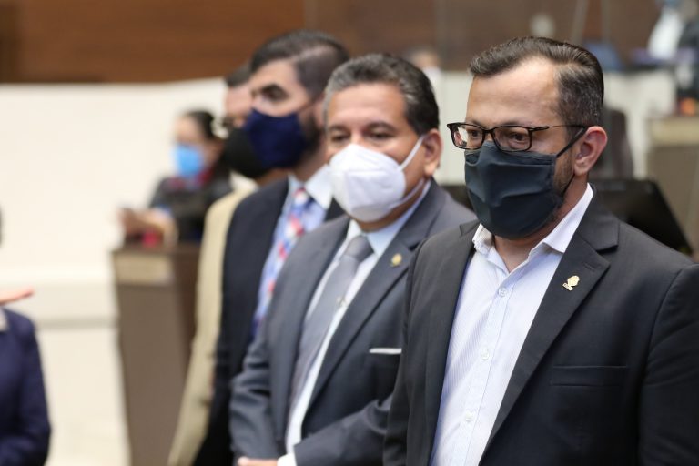 Sala III desestima denuncia contra Enrique Sánchez por firmar como licenciado en contrato con el PAC