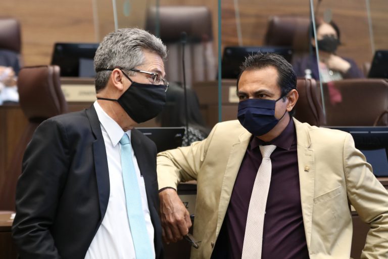 Oscar Cascante llena de mociones proyecto para quitar privilegio de gasolina para diputados
