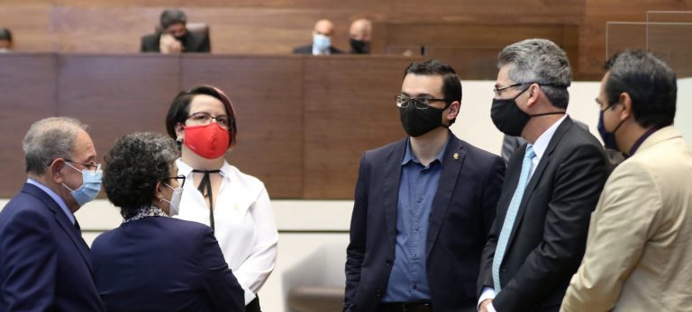 Chaves se afianza, Villalta presenta proyecto para dignificar un poquito la Asamblea