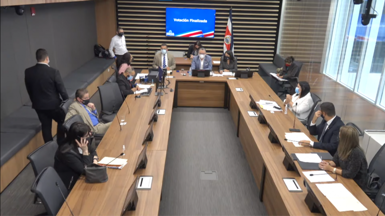 Diputados dictaminan proyecto que faculta municipalidades para comercio al aire libre