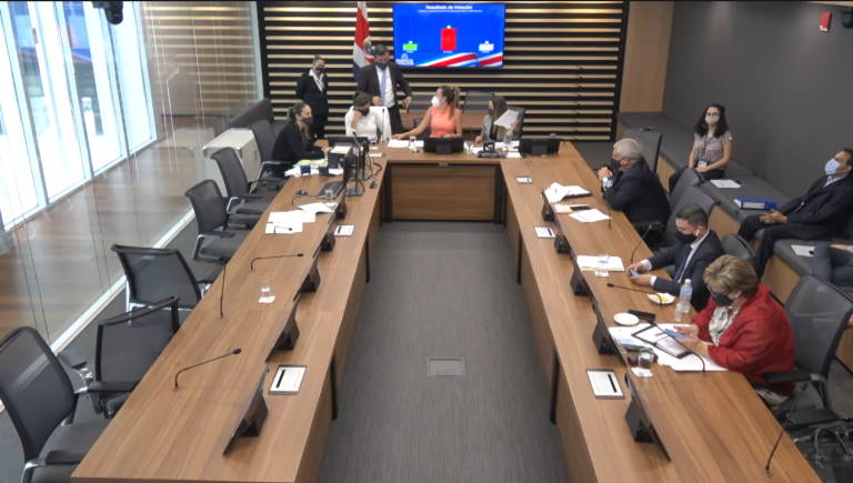 Comisión da visto bueno, por mayoría, a proyecto que pretende reconocer derechos a "no nacidos"