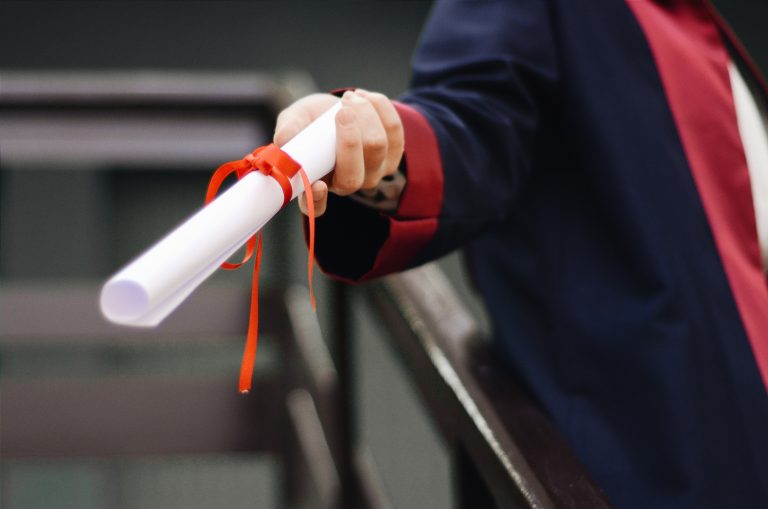 Protocolo del MEP: entrega de títulos deberá ser rápida, sin actos protocolarios o ceremoniales