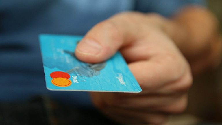 Entran a regir topes a comisiones por uso de datáfonos