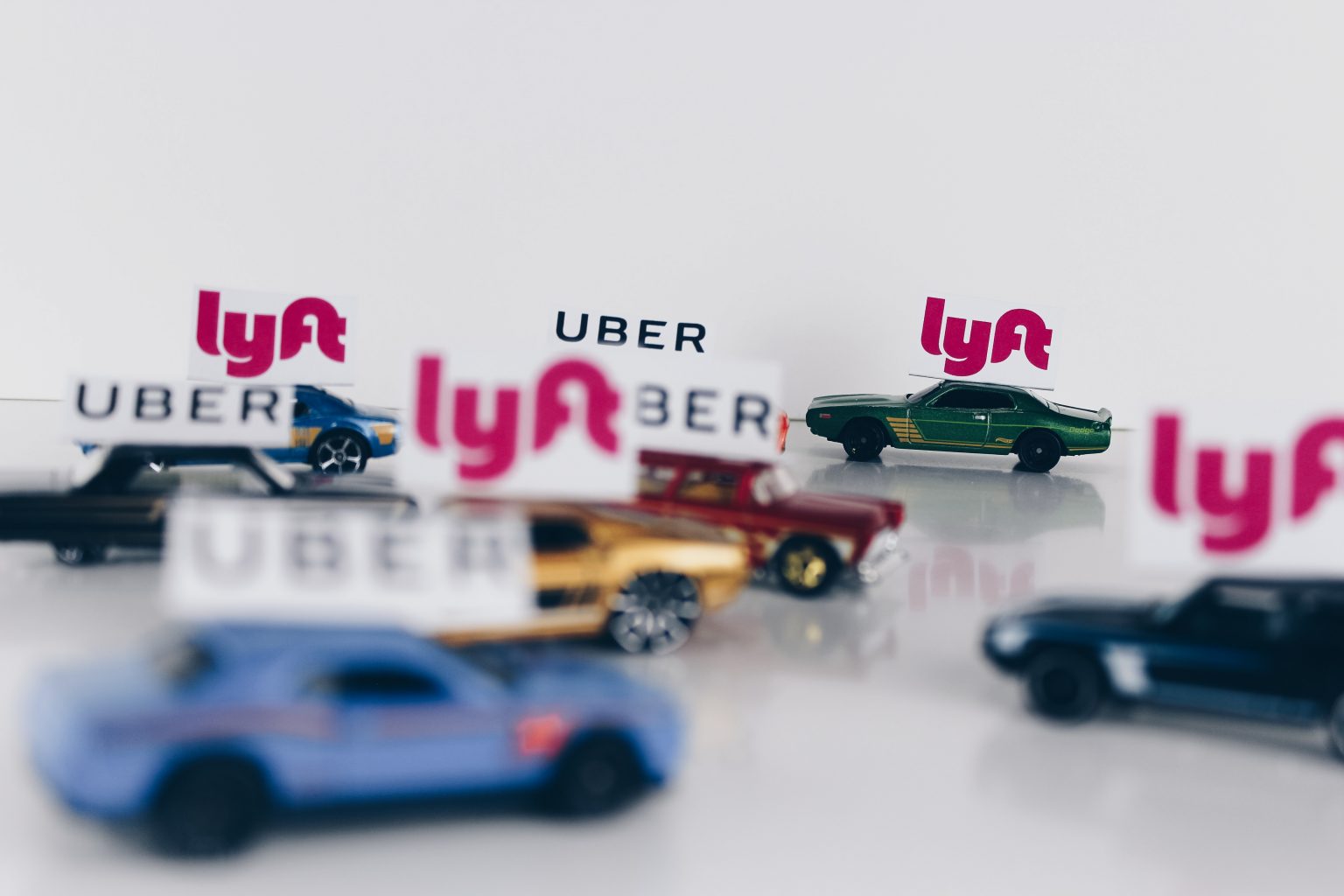 Imagen principal del artículo: El impacto que tendría la regulación de las plataformas como Uber o Airbnb en el recaudo fiscal nacional