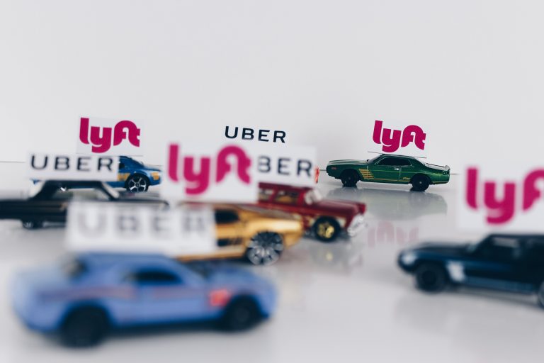 El impacto que tendría la regulación de las plataformas como Uber o Airbnb en el recaudo fiscal nacional