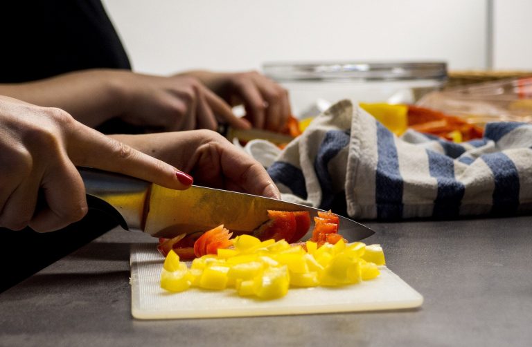 Las cocineras de comedores estudiantiles no son funcionarias de segunda categoría: su lucha debe ser la nuestra