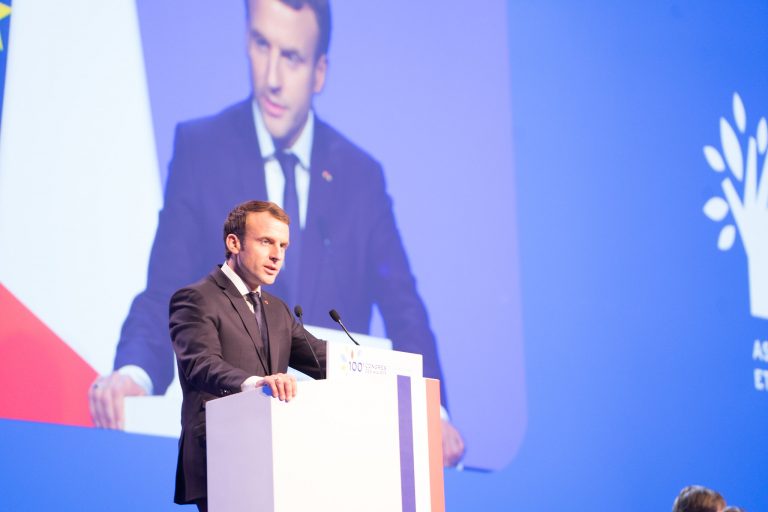 Macron se enfrasca en una tensa lucha contra el islamismo