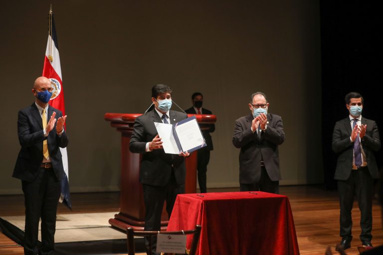 Presidente Alvarado firma decreto para un tercer intento de conformar el Consejo Consultivo Económico y Social