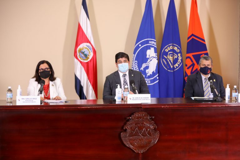 Vacunas, regreso a clases, el chárter de la Caja, una frase de Cruz y un anuncio de Alpízar