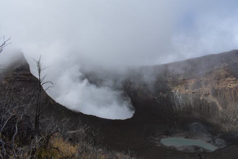 Reciente erupción del volcán Turrialba es la más importante de los últimos cuatro años