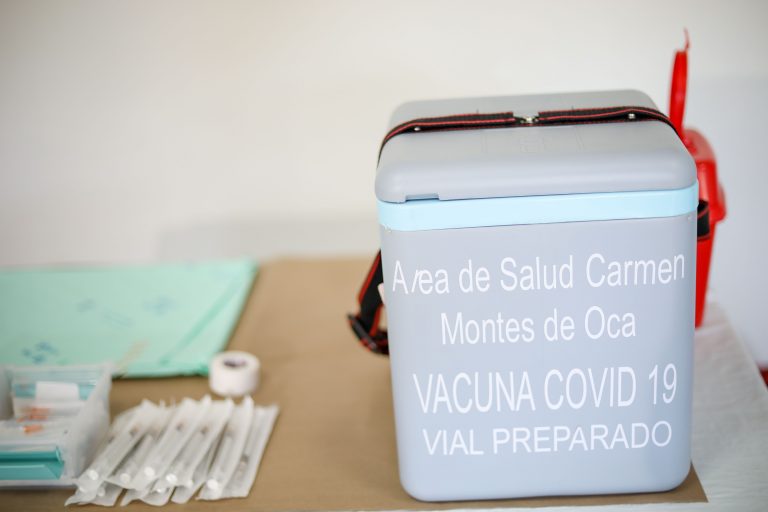 Comisión descarta compra de vacuna SINOVAC y autoriza uso de Johnson & Johnson en Costa Rica