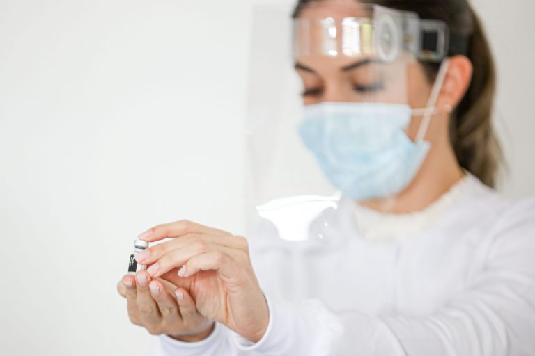 Miembros de la OMC avanzan en acuerdo para exonerar vacunas contra COVID-19 de derechos de propiedad intelectual