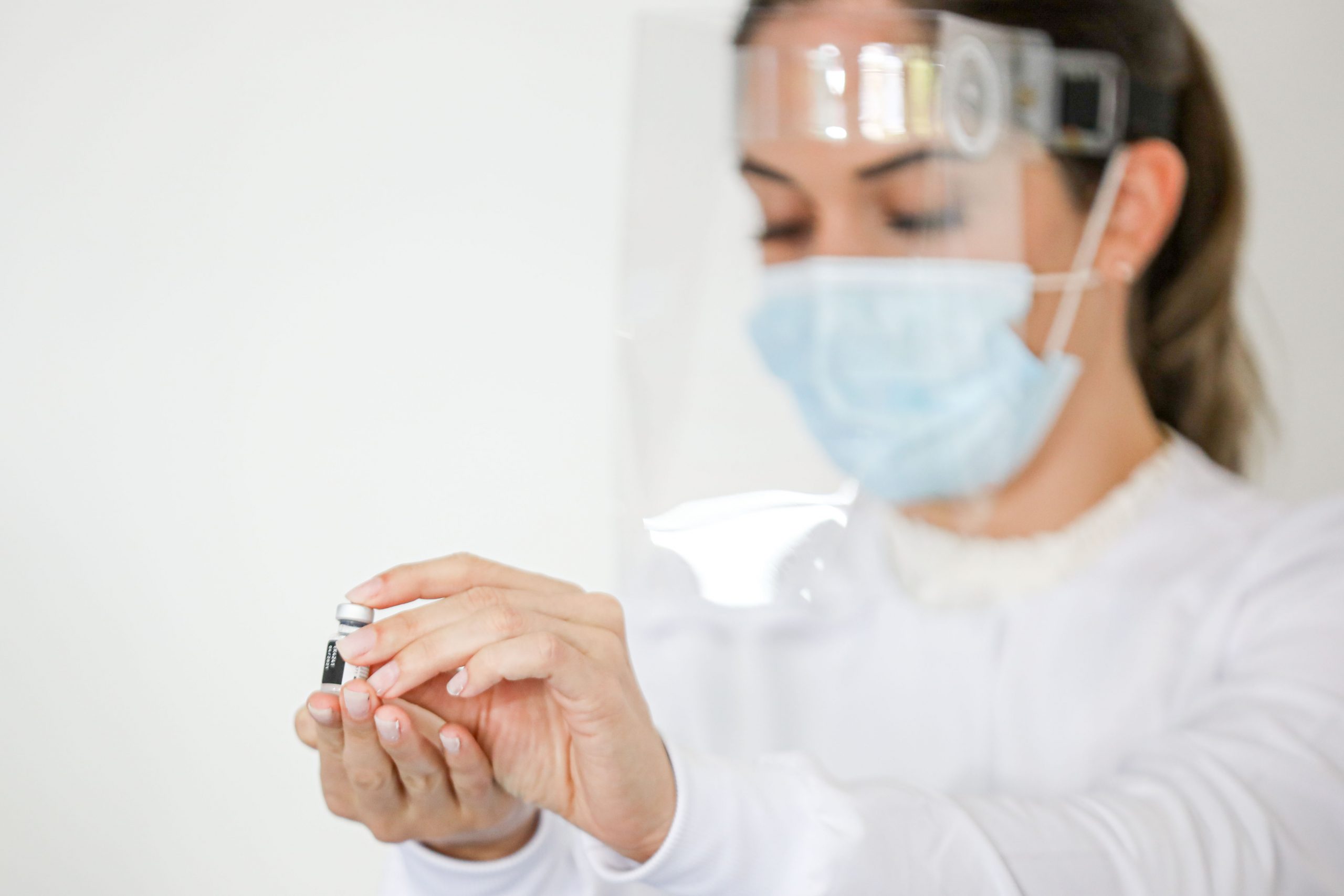 Imagen principal del artículo: Miembros de la OMC avanzan en acuerdo para exonerar vacunas contra COVID-19 de derechos de propiedad intelectual