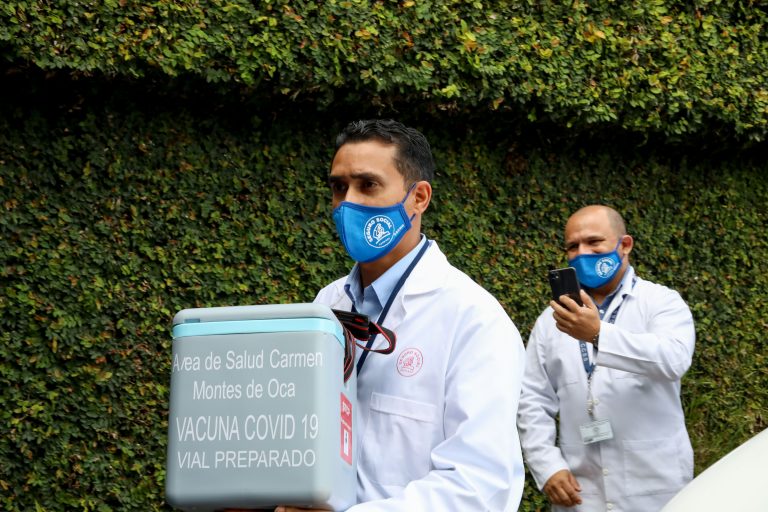 CCSS: 69 áreas de salud están vacunando al tercer grupo contra la COVID-19
