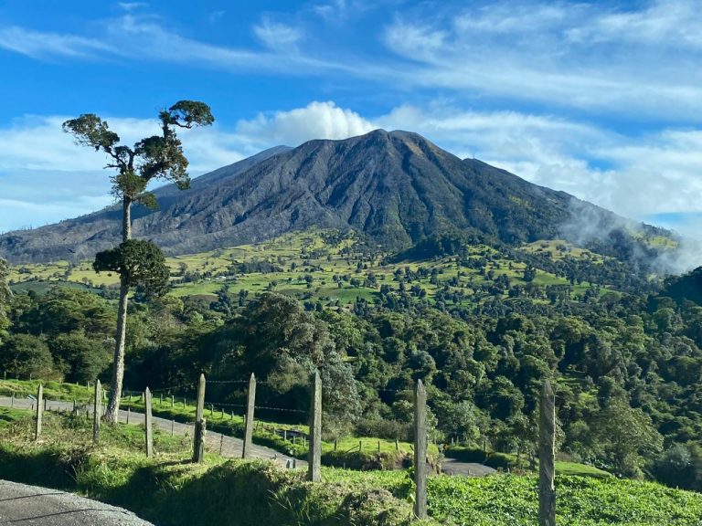 Diputados y Gobierno impulsan construcción de teleférico en el Volcán Turrialba