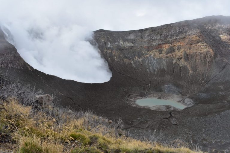El Volcán Turrialba reabre sus puertas: disfrute de un cráter activo de manera segura