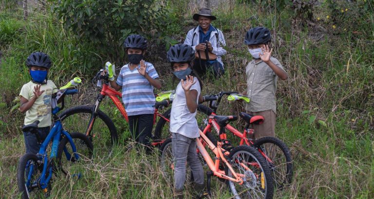 Fundación de Andrey Fonseca entregó 86 bicicletas en territorio indígena Cabagra