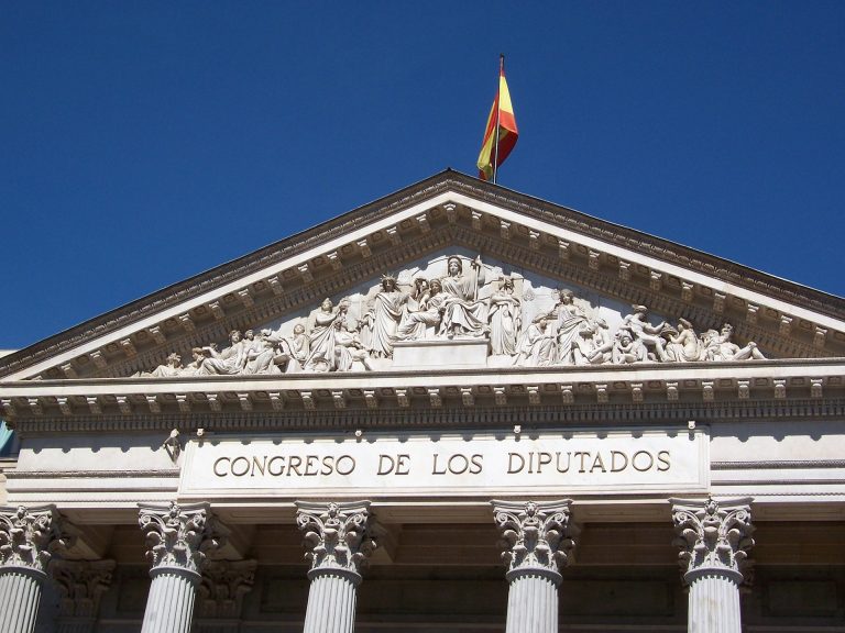 Amplia mayoría del Congreso en España aprueba la eutanasia