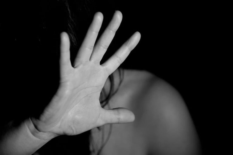 Cerca de 136 mujeres solicitan medidas de protección por violencia al día, afirma la UNA